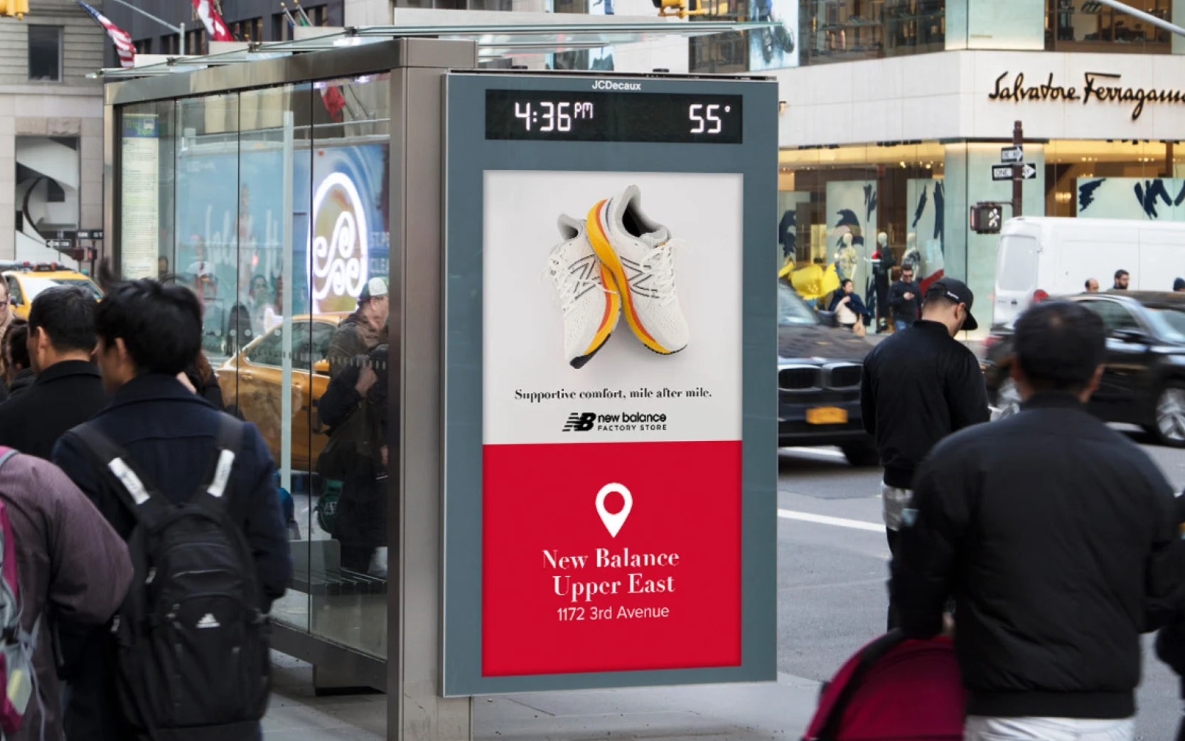DOOH retail advertisement using real-time data to point consumers to stores